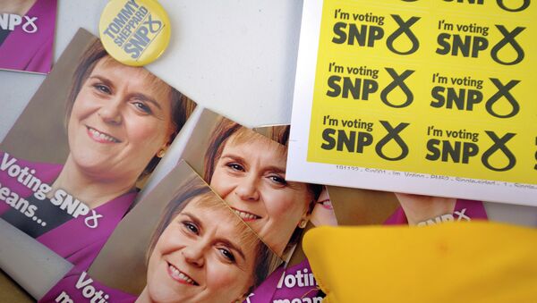 Campaign materials for the SNP featuring the face of Scottish First Minister and SNP leader Nicola Sturgeon in Edinburgh - Sputnik International