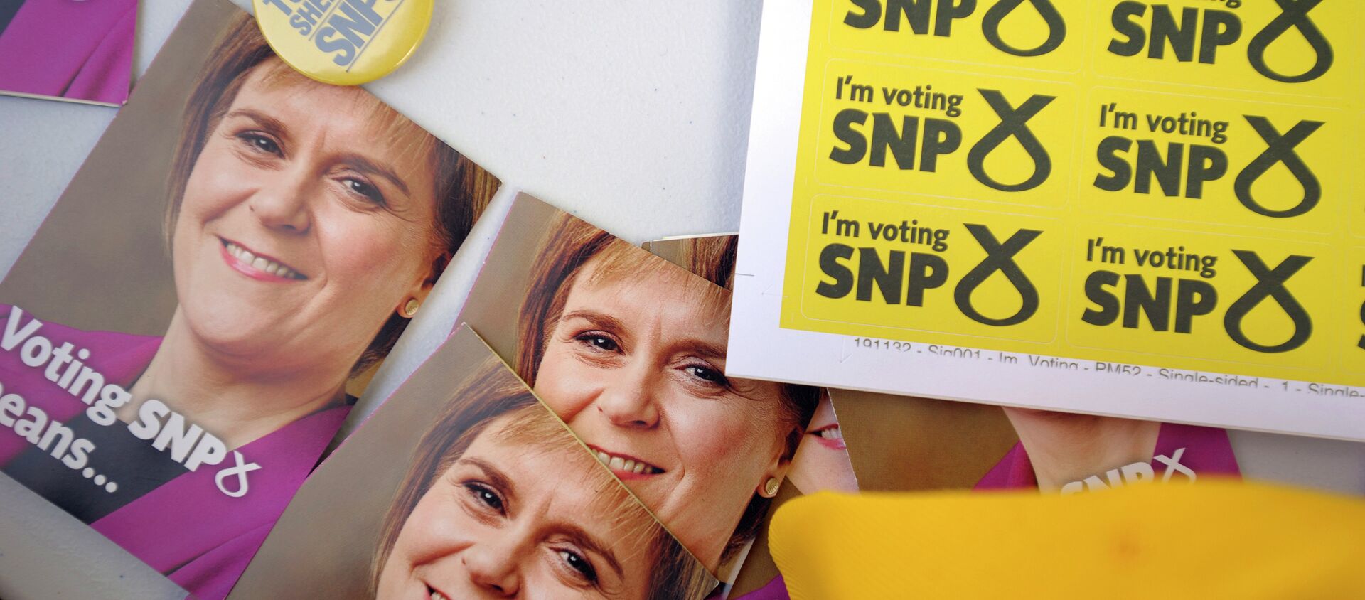 Campaign materials for the SNP featuring the face of Scottish First Minister and SNP leader Nicola Sturgeon in Edinburgh - Sputnik International, 1920, 03.04.2021
