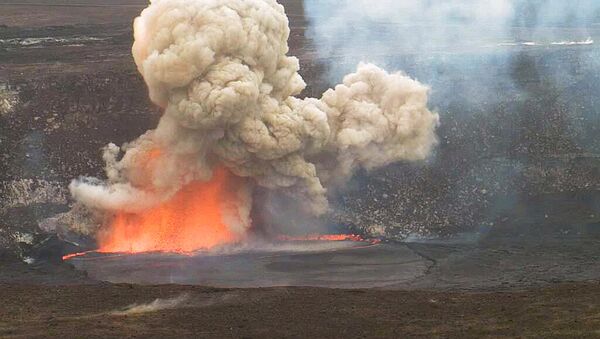 In this May 3, 2015 photo provided by U.S. Geological Survey Hawaiian Volcano Observatory, smoke and lava explode from Kilauea volcano on Hawaii’s Big Island - Sputnik International
