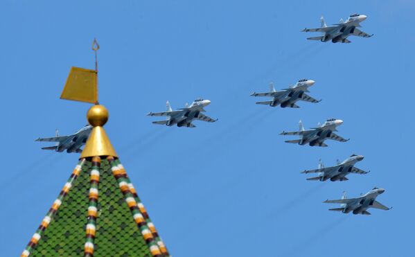 Breathtaking Stunt Flying: First Aerial Rehearsal of Moscow Victory Parade - Sputnik International
