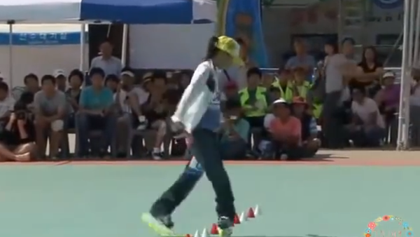 Korean Roller Girl Performs Electrifying Slalom Freestyle Show - Sputnik International