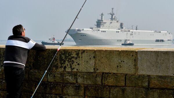 Sevastopol mistral warship is on its way for its first sea trials, on March 16, 2015 off Saint-Nazaire - Sputnik International