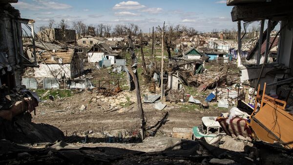 A picture taken on April 23, 2015 shows residential houses destroyed after shelling in the village of Peski, near Donetsk, on April 23, 2015 - Sputnik International