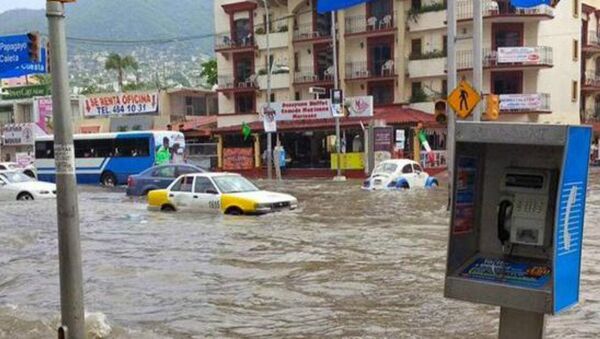 Urban flooding in Acapulco Mexico following large ocean swell - Sputnik International