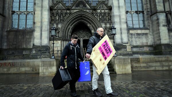 Polling Manager Scott Russel (R) and assistant Ross Clement deliver ballot boxes and a polling sign to a polling station on The Royal Mile in the centre of Edinburgh on May 6 2015 on the eve of the General election - Sputnik International