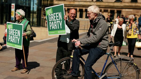 Green Party supporters hold posters during a speech by party leader Natalie Bennett at a campaign event in Liverpool northern England, April 26 , 2015 - Sputnik International