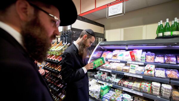 Orthodox Jewish men check kosher food at a supermarket in Berlin - Sputnik International