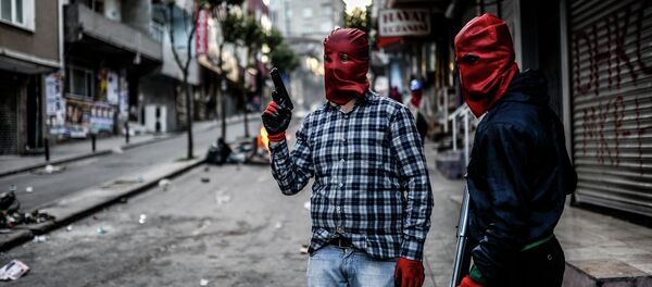 Militants of the Revolutionary People's Liberation Party-Front (DHKP-C) stand in the street with guns during a demonstration after the funeral of a protester killed in a recent protest - Sputnik International