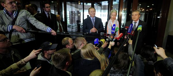 Former Ukrainian president Leonid Kuchma (3rdR), OSCE envoy Heidi Tagliavini (2ndR) and ambassador-at-large representing Russia Azamat Kulmukhametov (R) address the media after talks on resolving the Ukraine conflict in Minsk on May 6, 2015 - Sputnik International