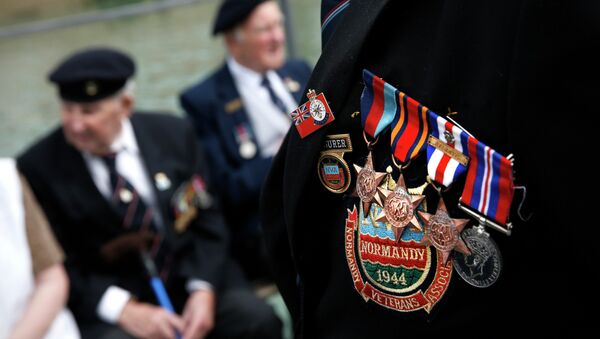 Pinned medals are pictured on the jacket of a British WWII veteran during a joint D-Day landings commemoration with US counterparts at Portsmouth Historic Dockyard - Sputnik International