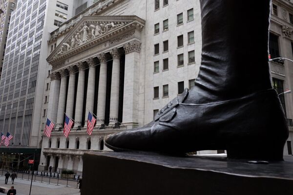 People walk past the New York Stock Exchange (NYSE) on the Wall Street in New York  - Sputnik International