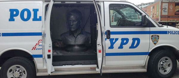 A sculpture of NSA whistleblower Edward Snowden is seen in the back of an NYPD van on May 6, 2015. - Sputnik International