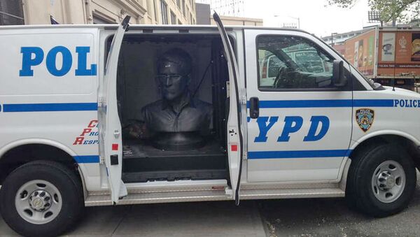 A sculpture of NSA whistleblower Edward Snowden is seen in the back of an NYPD van on May 6, 2015. - Sputnik International