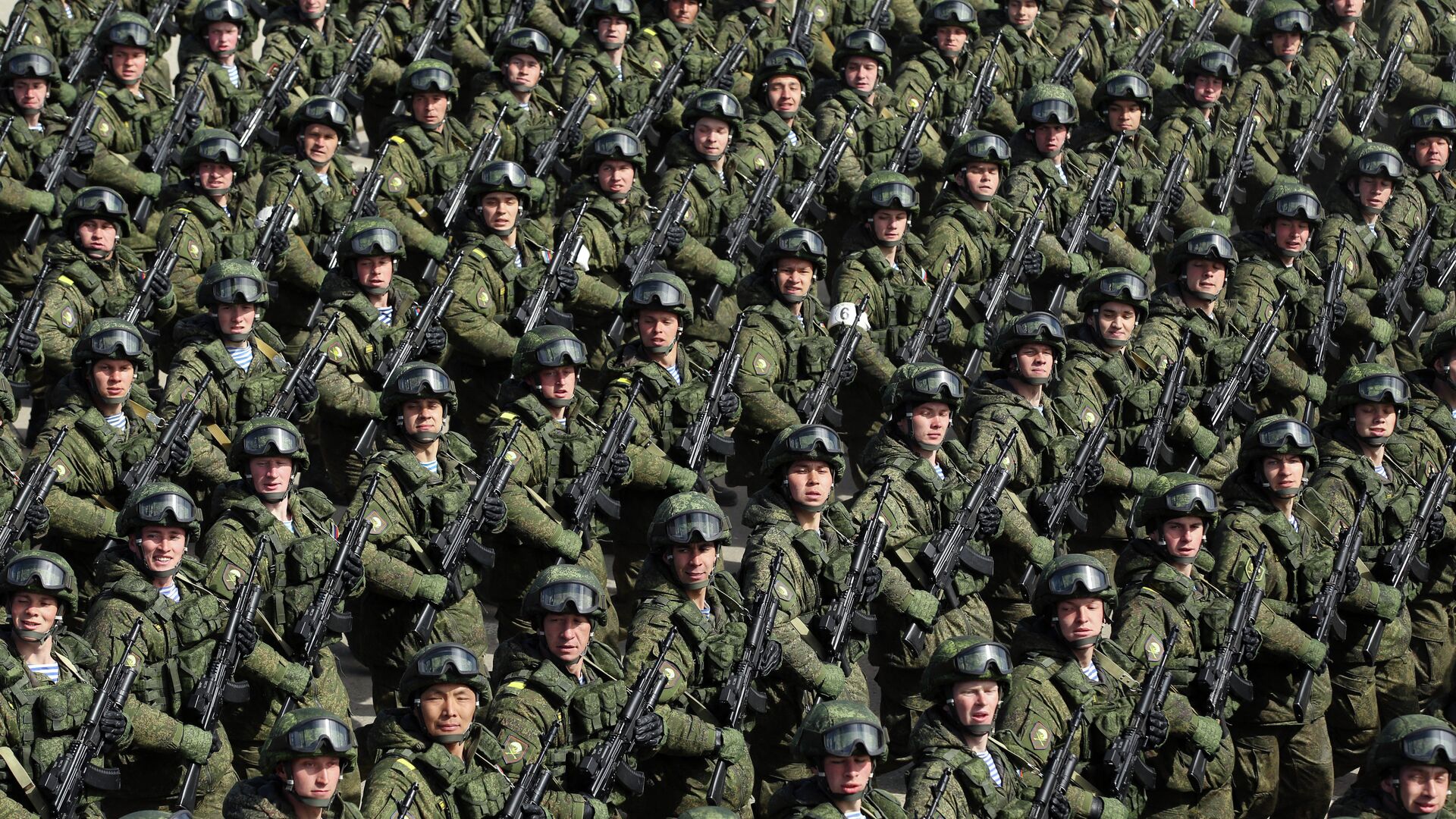 Russian soldiers march during a rehearsal of the Victory Day Parade in Alabino, outside Moscow, on April 22, 2015 - Sputnik International, 1920, 15.04.2022
