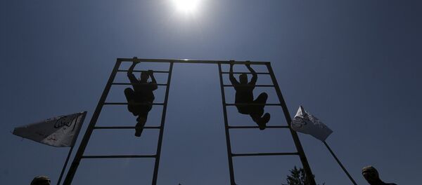 Rebel fighters from 'the First Regiment', part of the Free Syrian Army, climb on a bar as they participate in a military training in the western countryside of Aleppo May 4, 2015 Rebel fighters from 'the First Regiment', part of the Free Syrian Army, climb on a bar as they participate in a military training in the western countryside of Aleppo May 4, 2015 - Sputnik International