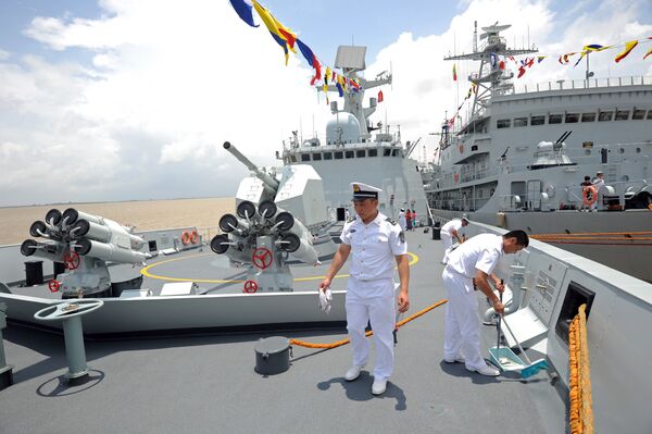 Crew members work on the Chinese Navy ship Wei Fang as it docks at the Myanmar International Terminal Thilawa (MITT) port on the outskirts of Yangon on May 23, 2014 - Sputnik International