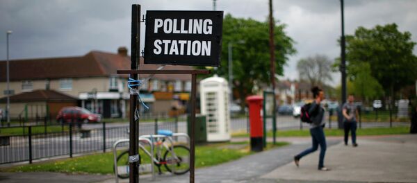 Dogs wait for their owner as he casts his vote at a polling station in a hairdressers during the election in Hull, Britain May 7, 2015 Dogs wait for their owner as he casts his vote at a polling station in a hairdressers during the election in Hull, Britain May 7, 2015 - Sputnik International