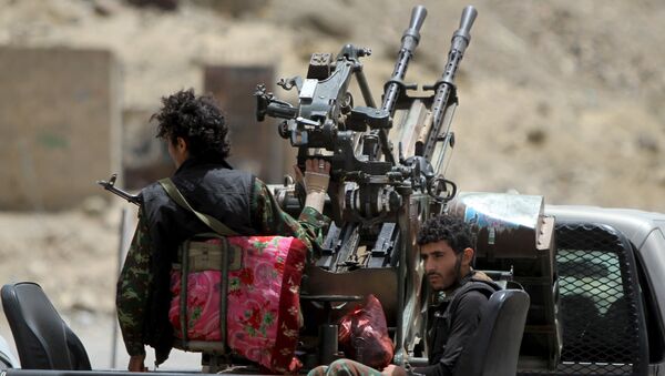 Houthi militants ride in a patrol truck in Sanaa May 2, 2015 - Sputnik International