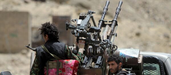 Houthi militants ride in a patrol truck in Sanaa May 2, 2015 - Sputnik International