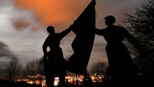 Statues of soldiers at the Haj Nicovo Soviet Red Army cemetery and memorial on the outskirts of the Slovakian town of Liptovsky Mikulas - Sputnik International
