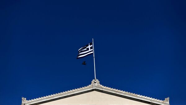 A Greek national flag flutters atop the parliament building in Athens May 5, 2015 - Sputnik International