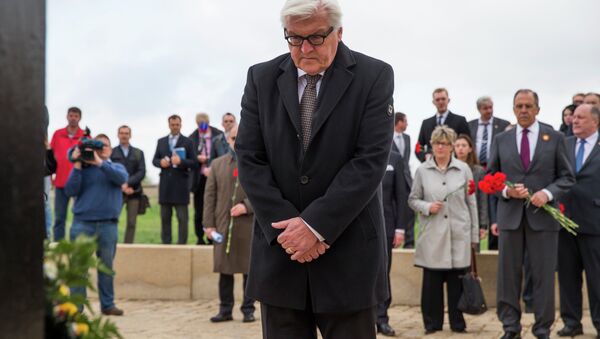 German Foreign Minister Frank-Walter Steinmeier lays wreath at a cemetery where German soldiers killed during World War II are buried, near Volgograd, Russia, May 7, 2015 - Sputnik International