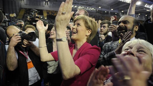 Leader of the Scottish National Party (SNP), Nicola Sturgeon (C) reacts to results at the Glasgow election count at the Emirates Arena in Glasgow on May 8, 2015 - Sputnik International