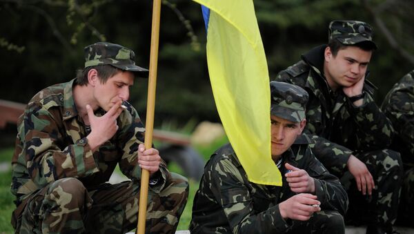 Ukrainian servicemen hold a Ukrainian flag before leaving the Belbek airbase near Sevastopol, Crimea, Friday, March 28, 2014 - Sputnik International