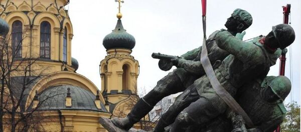 Removal of the Polish-Soviet Brotherhood in Arms Monument, Warsaw. - Sputnik International