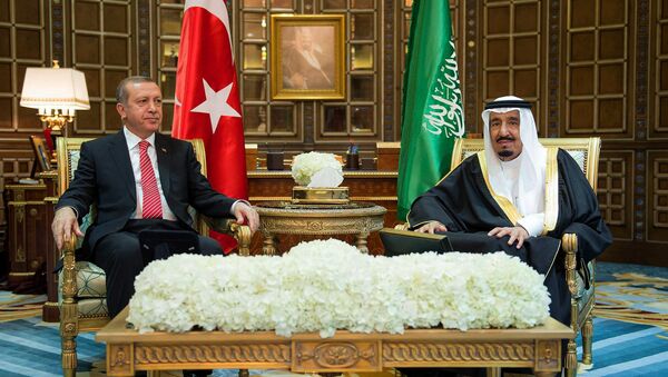 Turkey's President Recep Tayyip Erdogan, left, meets with Saudi King Salman, in Riyadh, Saudi Arabia. - Sputnik International