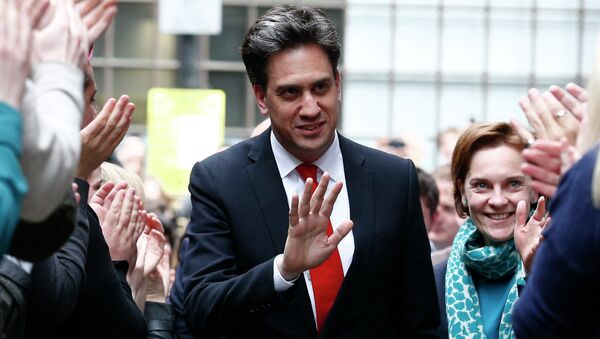 Opposition Labour party leader Ed Miliband (C) and his wife Justine Thornton arrive at Labour party headquarters in London on May 8, 2015, the day after a general election - Sputnik International