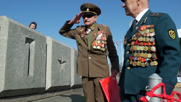 WWII veterans salute in front of the World War II monument in Riga on May 9, 2013 during Victory Day celebrations - Sputnik International