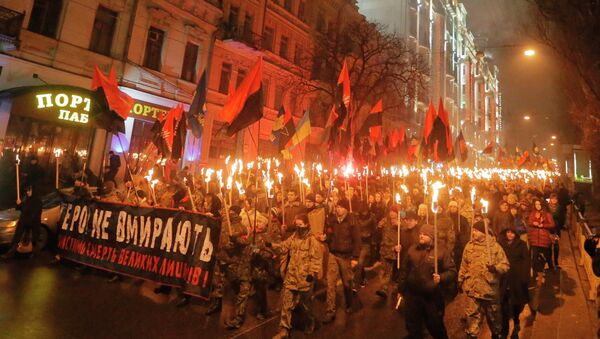 Ukrainian nationalists carry torches and a banner reading 'Heroes do not die' during a rally in downtown Kiev, Ukraine, late Thursday, Jan. 1, 2015 - Sputnik International