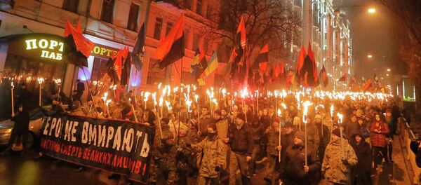 Ukrainian nationalists carry torches and a banner reading 'Heroes do not die' during a rally in downtown Kiev, Ukraine, late Thursday, Jan. 1, 2015 - Sputnik International