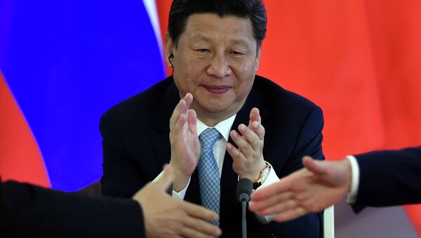 Chinese President Xi Jinping applauds during a signing ceremony after a meeting with his Russian counterpart at the Kremlin in Moscow on May 8, 2015 - Sputnik International
