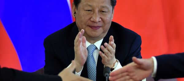 Chinese President Xi Jinping applauds during a signing ceremony after a meeting with his Russian counterpart at the Kremlin in Moscow on May 8, 2015 - Sputnik International