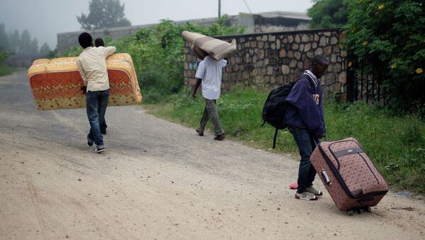 Students carry their belongings as they leave the Kiriki University campus in Bujumbura, Burundi - Sputnik International