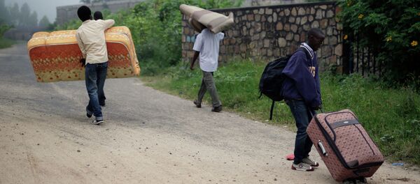Students carry their belongings as they leave the Kiriki University campus in Bujumbura, Burundi Students carry their belongings as they leave the Kiriki University campus in Bujumbura, Burundi - Sputnik International