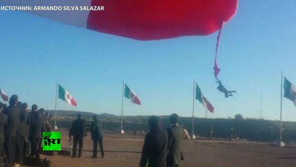 A huge flag in Mexico - Sputnik International