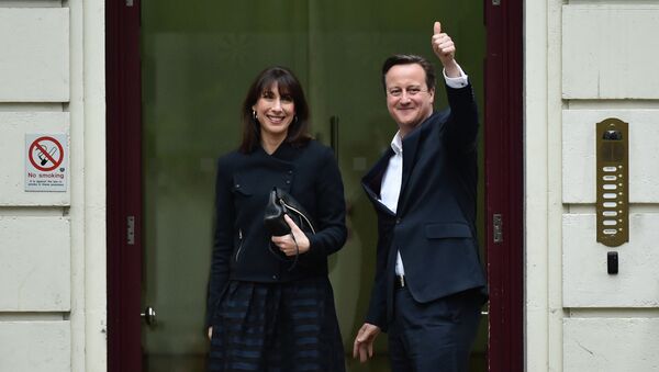 British Prime Minister and Leader of the Conservative Party David Cameron (R) and his wife Samantha arrive at Conservative Party headquarters in London on May 8, 2015, - Sputnik International