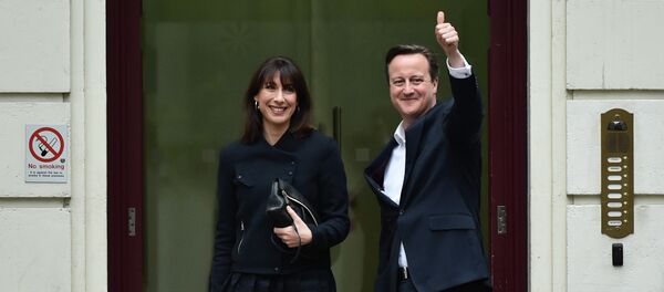 British Prime Minister and Leader of the Conservative Party David Cameron (R) and his wife Samantha arrive at Conservative Party headquarters in London on May 8, 2015, - Sputnik International