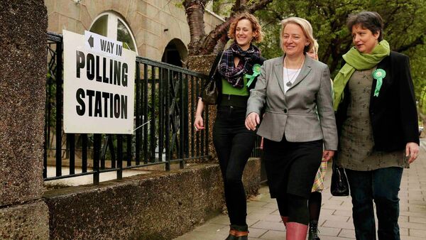 Natalie Bennett (C), the leader of the Green Party arrives to vote at a polling station in London, Britain, May 7, 2015 - Sputnik International