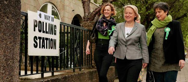 Natalie Bennett (C), the leader of the Green Party arrives to vote at a polling station in London, Britain, May 7, 2015 Natalie Bennett (C), the leader of the Green Party arrives to vote at a polling station in London, Britain, May 7, 2015 - Sputnik International