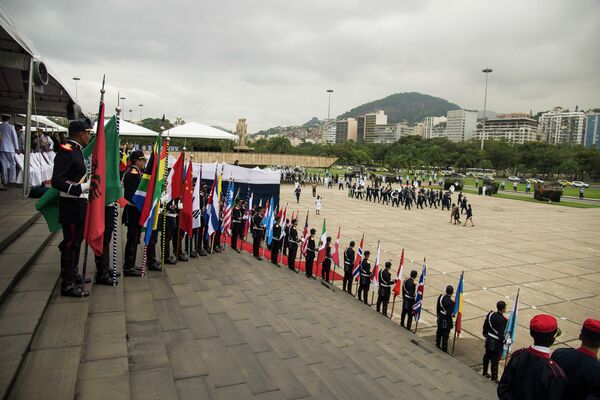 Brazilian Marines carrying the flags of the Allied nations. - Sputnik International