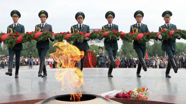 Officers lay flowers to the Eternal Flame during the Victory Day celebration in Bishkek's Victory Square - Sputnik International