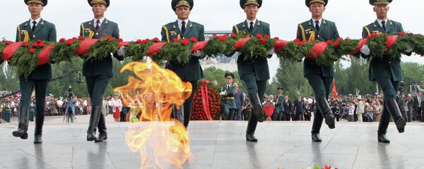 Officers lay flowers to the Eternal Flame during the Victory Day celebration in Bishkek's Victory Square Officers lay flowers to the Eternal Flame during the Victory Day celebration in Bishkek's Victory Square - Sputnik International