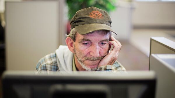 In this Oct. 20, 2014 photo, unemployed coal miner Eddie Jones looks for jobs on a computer at the Kentucky Career Center in Harlan, Kentucky. - Sputnik International
