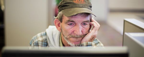 In this Oct. 20, 2014 photo, unemployed coal miner Eddie Jones looks for jobs on a computer at the Kentucky Career Center in Harlan, Kentucky. In this Oct. 20, 2014 photo, unemployed coal miner Eddie Jones looks for jobs on a computer at the Kentucky Career Center in Harlan, Kentucky. - Sputnik International