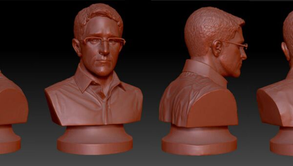 This miniature bust of NSA whistleblower Edward Snowden was created with a 3-D printer. - Sputnik International
