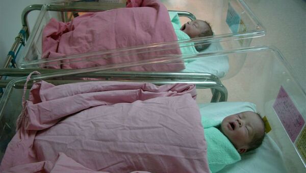 Twin baby girls - Sputnik International